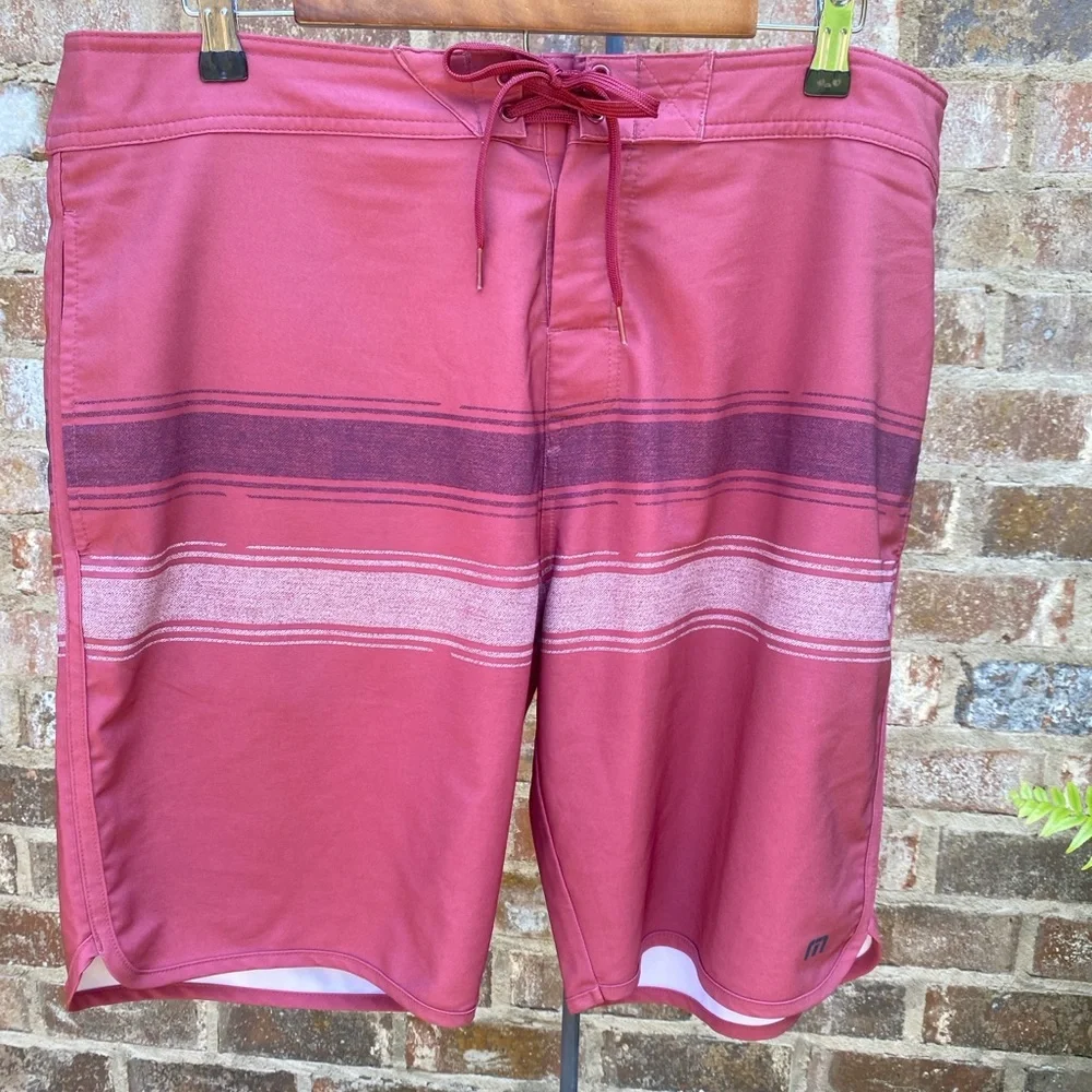 Travis Mathew Unlined Confetti King Ruby Wine Board Shorts Swim Trunks Size 38